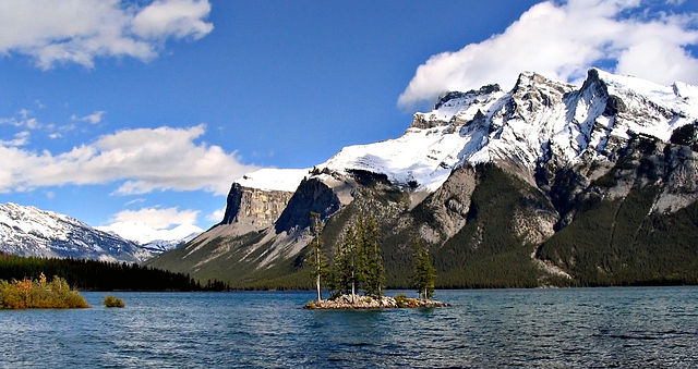 Lake_Minnewanka_11092005.jpg