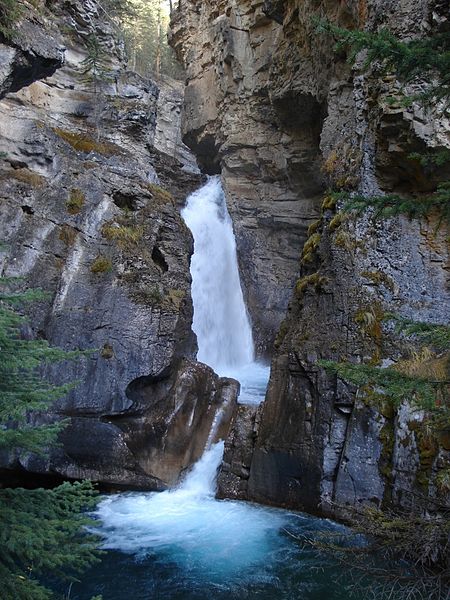 Lower_fall_johnston_Canyon.jpg